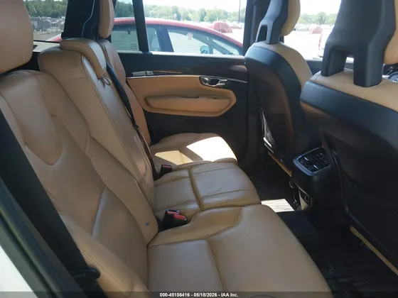 2016 Volvo XC90 T6 Momentum