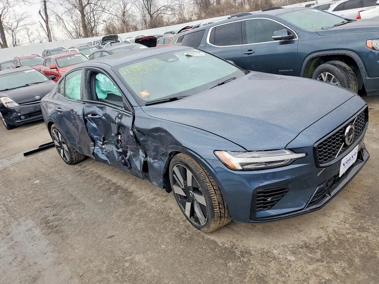 2024 Volvo S60 Recharge Plug-In Hybrid Ultimate Dark Theme