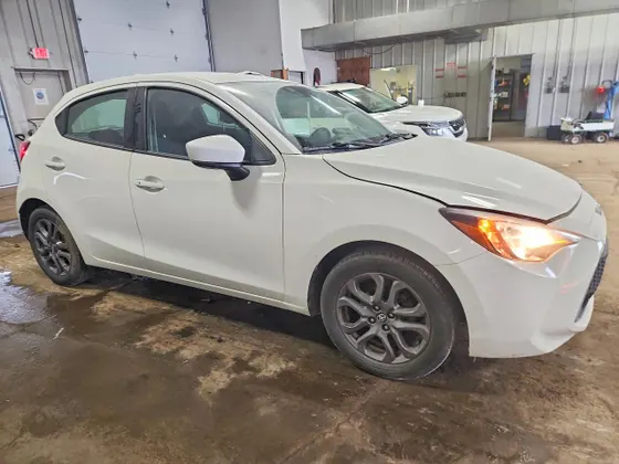 2020 Toyota Yaris Hatchback XLE