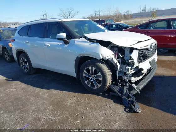 2023 Toyota Highlander LE