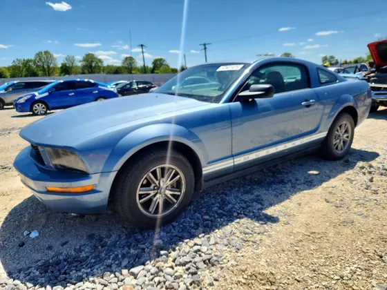 2005 Ford Mustang Deluxe