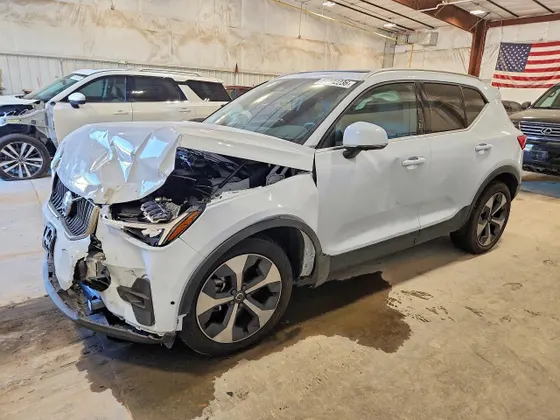 2025 Volvo XC40 Plus Bright Theme
