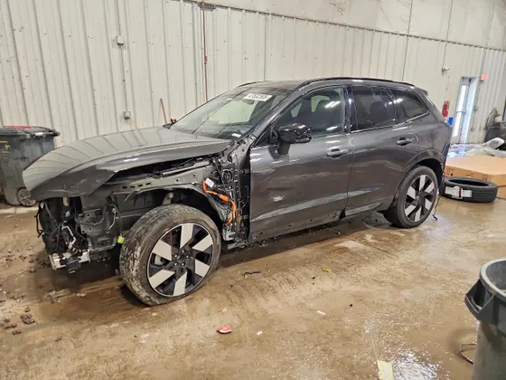 2024 Volvo XC60 Recharge Plug-In Hybrid Ultimate Dark Theme