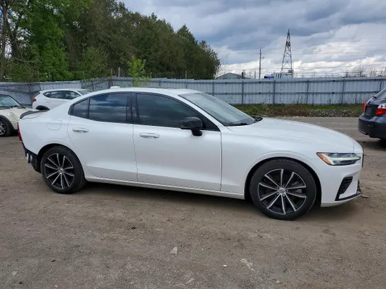2024 Volvo S60 Recharge Plug-In Hybrid Core Dark Theme