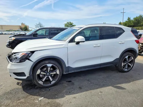 2019 Volvo XC40 Momentum