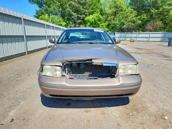 2003 Ford Crown Victoria Standard