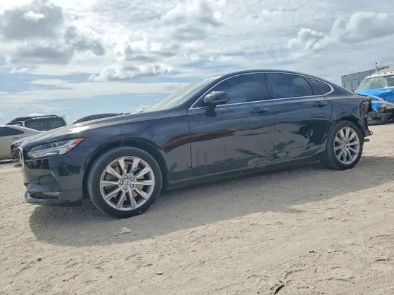 2017 Volvo S90 Momentum