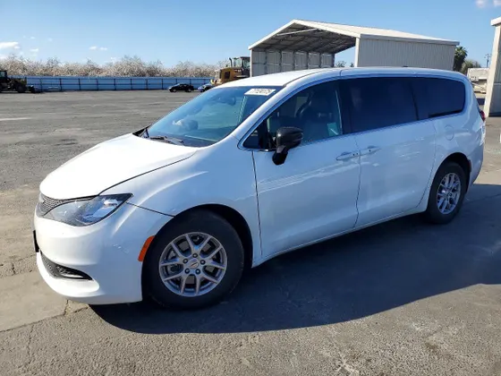 2025 Chrysler Voyager LX