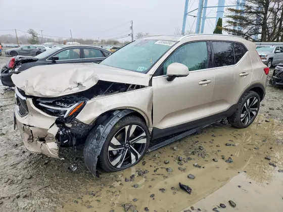 2024 Volvo XC40 Ultimate Bright Theme