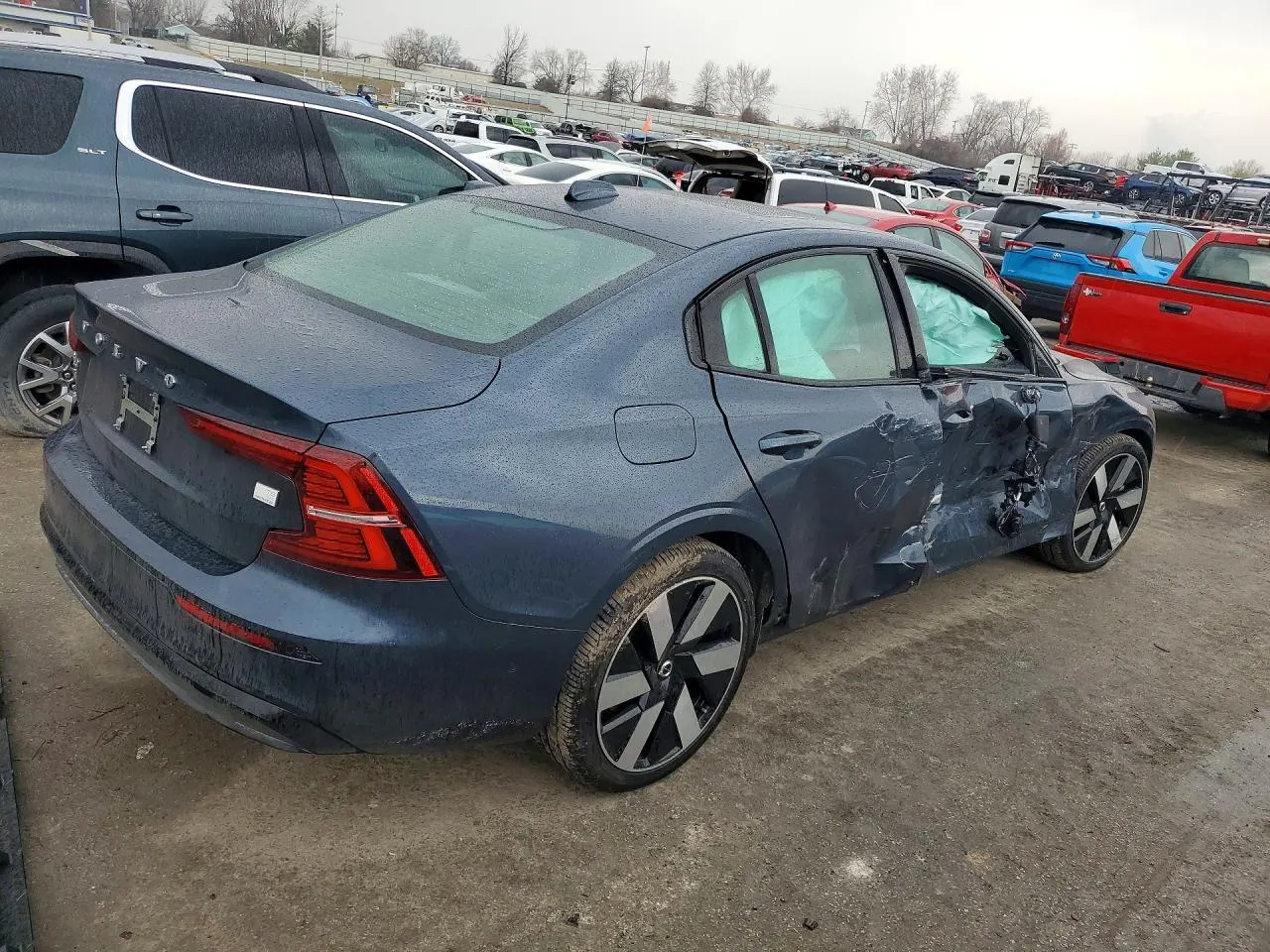 2024 Volvo S60 Recharge Plug-In Hybrid Ultimate Dark Theme