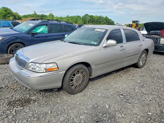 2011 Lincoln Town Car Signature Limited