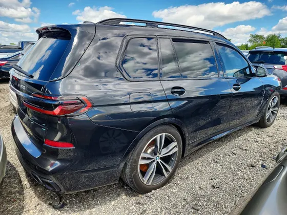 2025 BMW X7 M60i