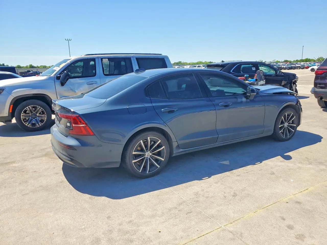 2023 Volvo S60 Recharge Plug-In Hybrid Plus Dark Theme
