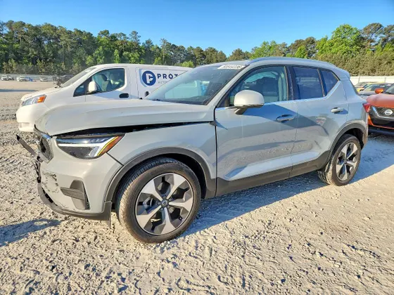 2025 Volvo XC40 Core Bright Theme