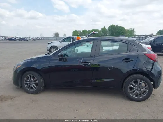 2020 Toyota Yaris Hatchback LE