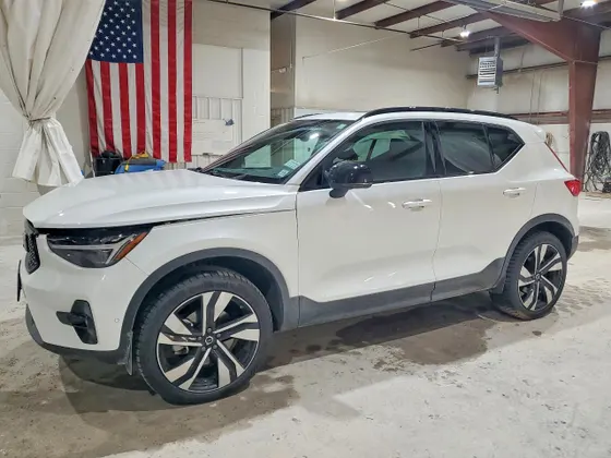 2024 Volvo XC40 Plus Dark Theme