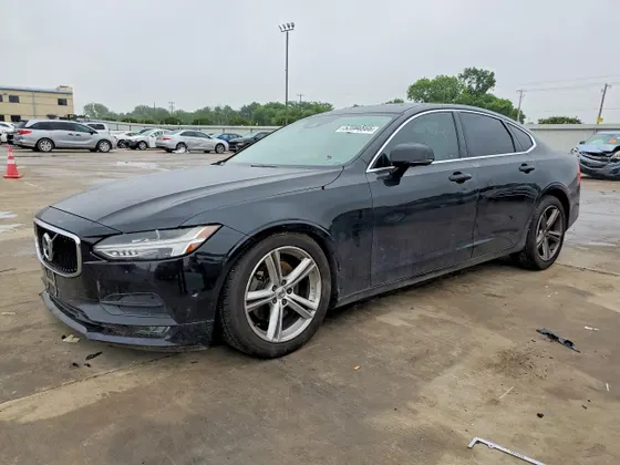 2017 Volvo S90 Momentum