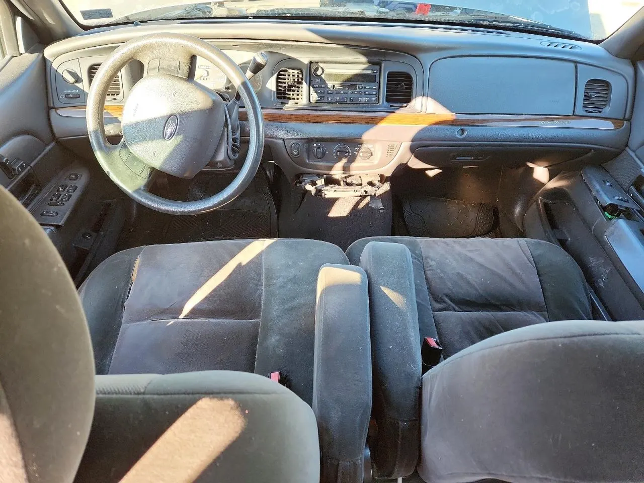 2005 Ford Crown Victoria Standard