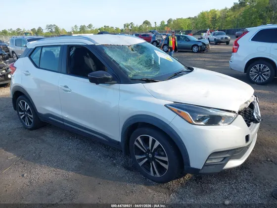 2020 Nissan Kicks SR