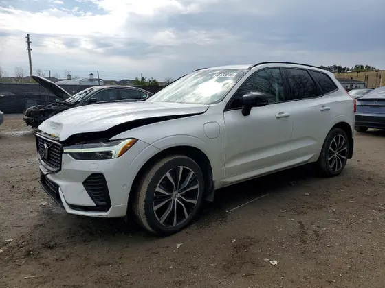 2023 Volvo XC60 Recharge Plug-In Hybrid Ultimate Dark Theme