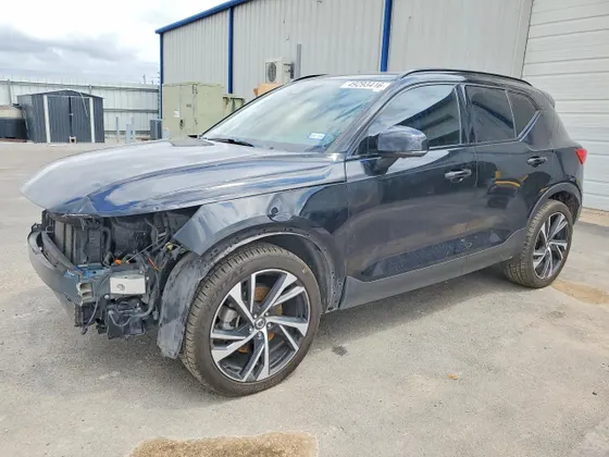 2021 Volvo XC40 R-Design