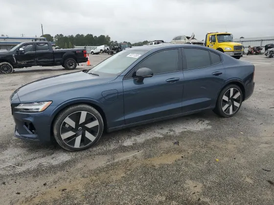 2024 Volvo S60 Recharge Plug-In Hybrid Plus Dark Theme