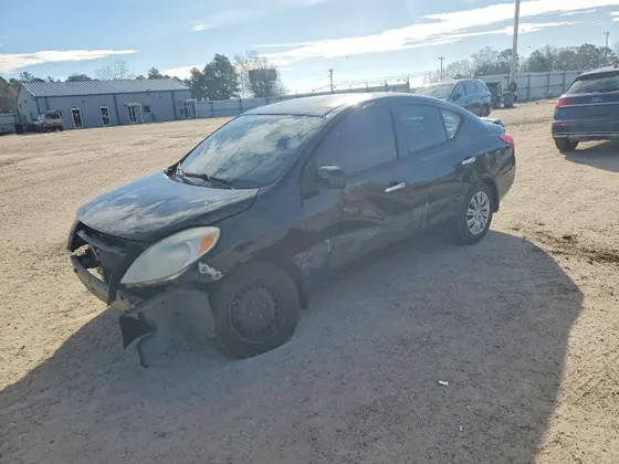 2014 Nissan Versa SV