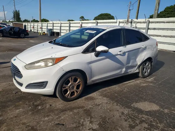 2015 Ford Fiesta SE