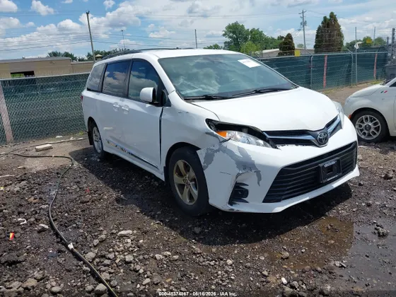 2018 Toyota Sienna LE