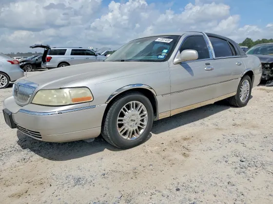 2006 Lincoln Town Car Signature Limited