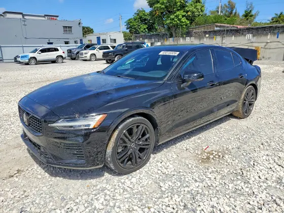 2024 Volvo S60 Recharge Plug-In Hybrid Plus Black Edition