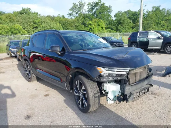 2021 Volvo XC40 R-Design