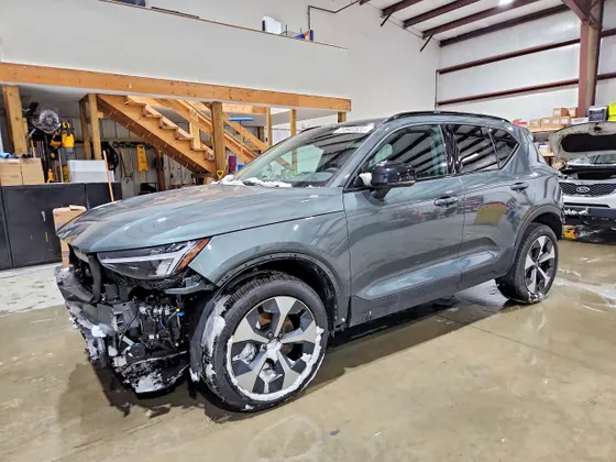 2026 Volvo XC40 Core Bright Theme