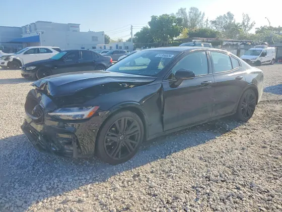 2024 Volvo S60 Plus Black Edition