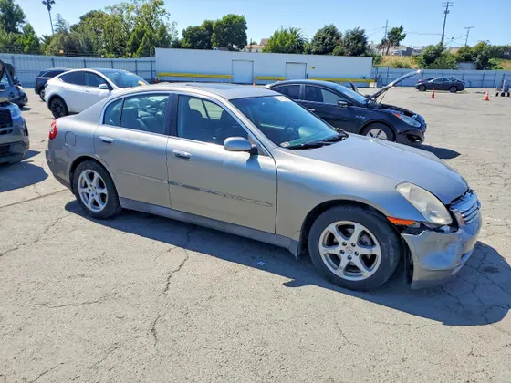 2004 INFINITI G35 Sedan w/Leather