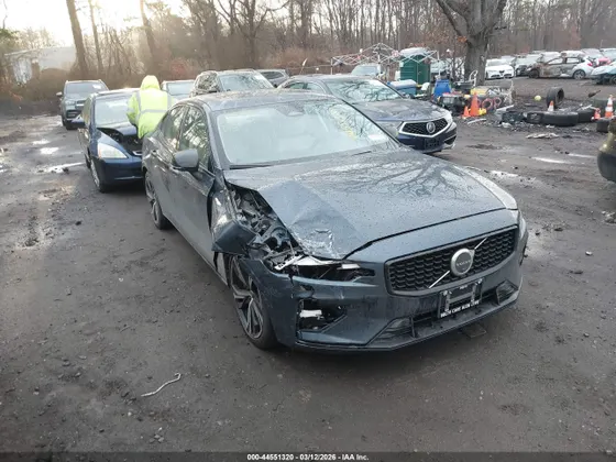 2024 Volvo S60 Plus Dark Theme