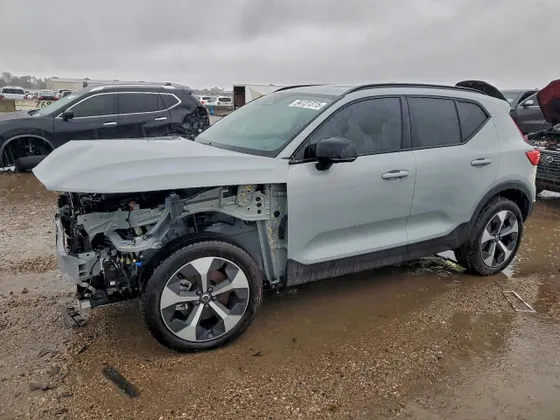 2026 Volvo XC40 Plus