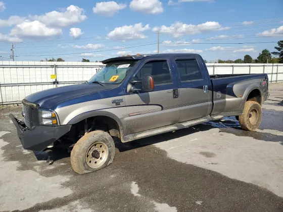 2004 Ford Super Duty F-350 DRW XL