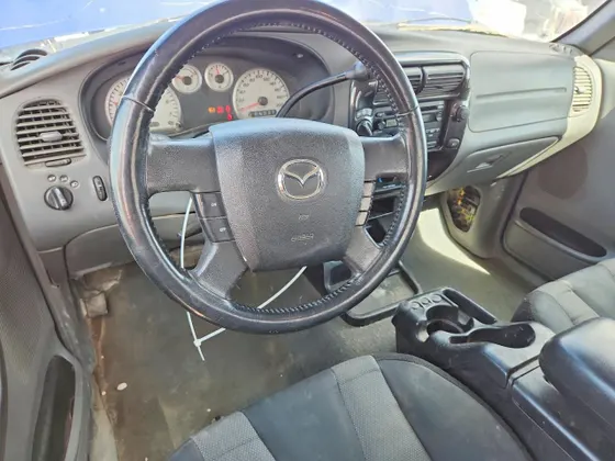 2004 Mazda B-Series 4WD Truck SE
