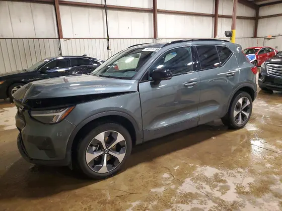 2026 Volvo XC40 Core Bright Theme
