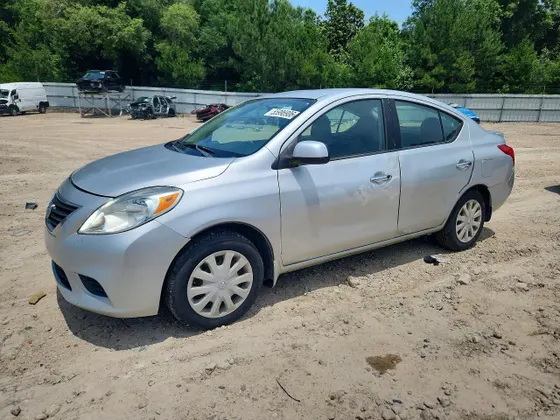2013 Nissan Versa SV