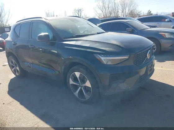 2024 Volvo XC40 Core Bright Theme