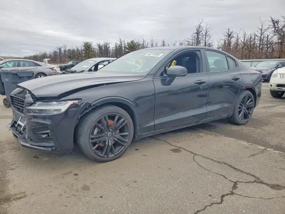 2022 Volvo S60 Black Edition Momentum