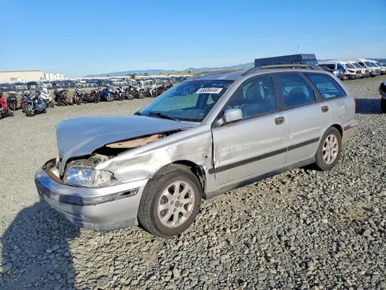 2000 Volvo V40