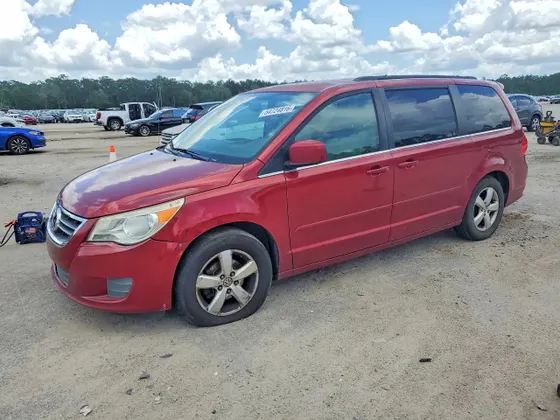 2011 Volkswagen Routan SE