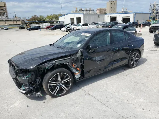 2022 Volvo S60 Plug-In Hybrid Ultra Black Edition