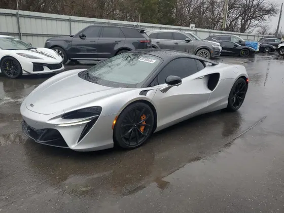 2023 McLaren Artura