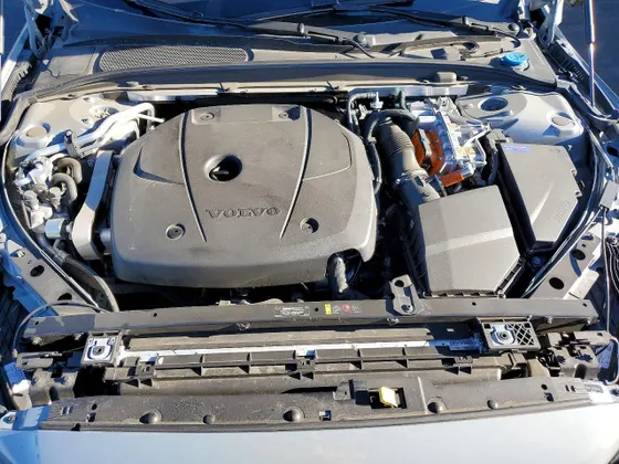 2024 Volvo S60 Recharge Plug-In Hybrid Plus Dark Theme