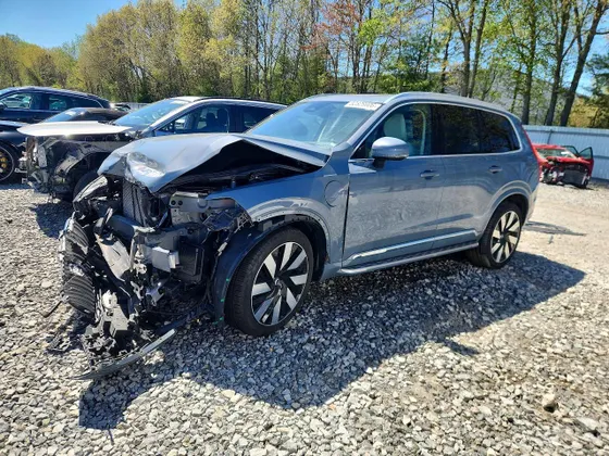 2023 Volvo XC90 Recharge Plug-In Hybrid Ultimate Bright Theme