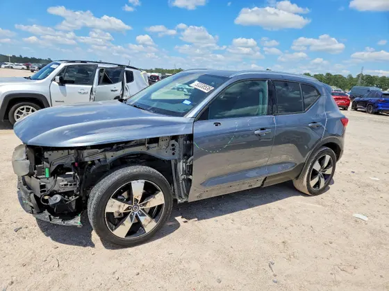 2019 Volvo XC40 Momentum